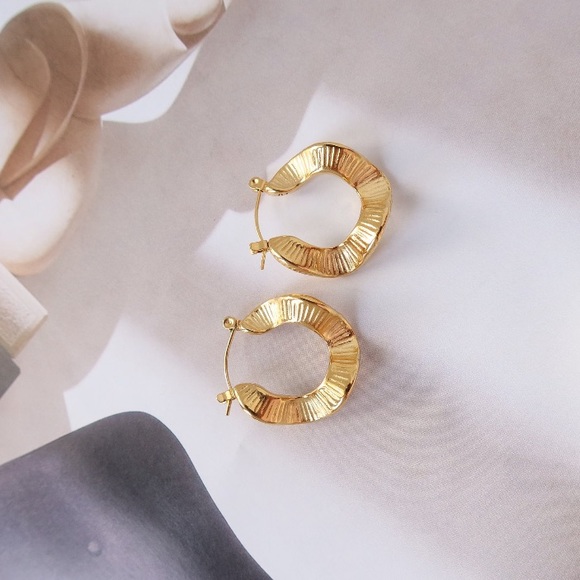 Waterproof wavy hoop earrings - Picture 3 of 5